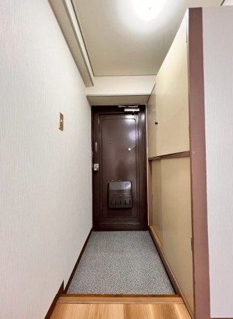 梨苑マンションの玄関