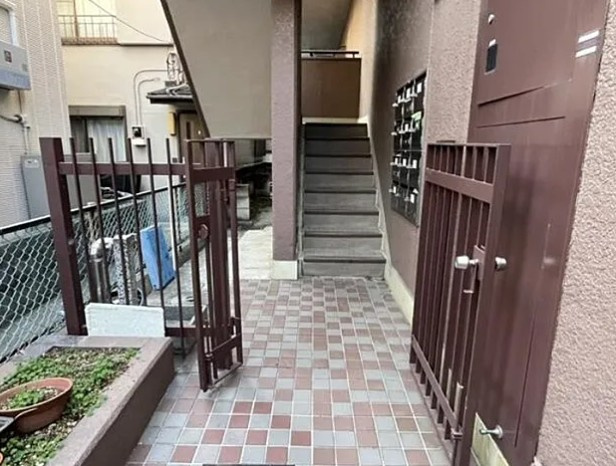 梨苑マンションのエントランス