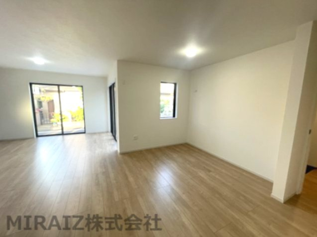 入間市東藤沢　新築分譲住宅の居間・リビング