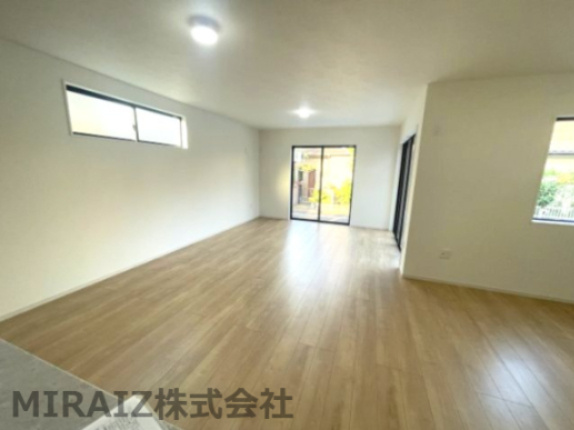 入間市東藤沢　新築分譲住宅の居間・リビング