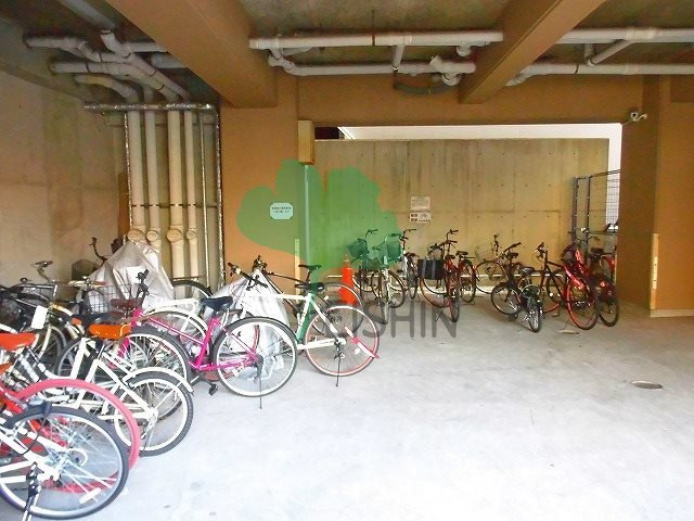 エンクレスト天神東の駐車場