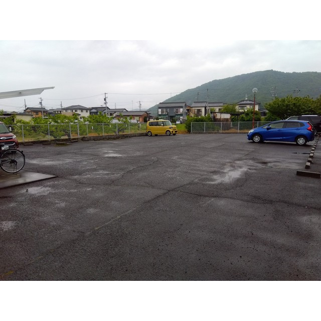 ハイツ島塚の駐車場