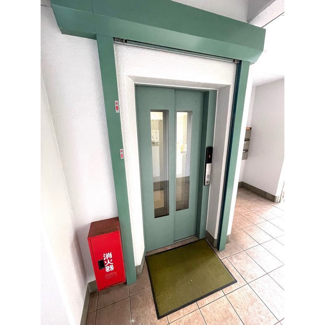 岐阜市清本町１丁目のアパートのエントランス