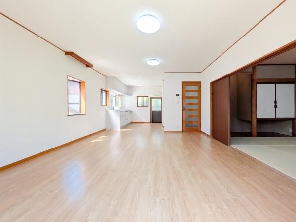 横浜市磯子区杉田９丁目の中古一戸建の居間・リビング|家族が自然と集まるリビングは
落ち着きのある空間です♪