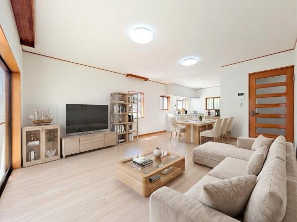 横浜市磯子区杉田９丁目の中古一戸建の居間・リビング|自慢したくなるリビング！
形も良く家具の配置にも困りません。
※家具等はＣＧでの参考レイアウトです。