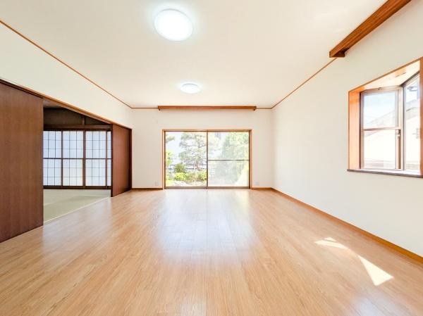 横浜市磯子区杉田９丁目の中古一戸建の居間・リビング|窓からは明るい光が差し込みます！
電気をつけなくても明るいです。
