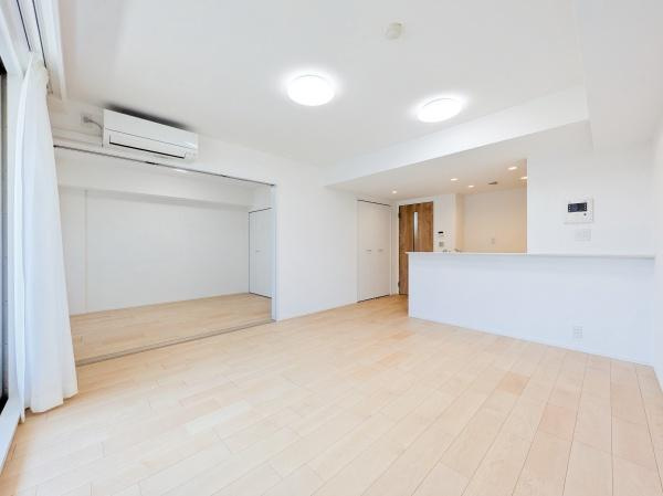 シティハウス上大岡の居間・リビング|窓からは明るい光が差し込みます！
電気をつけなくても明るいです。