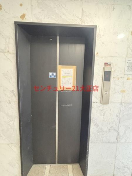 大阪市港区市岡元町３丁目の賃貸マンションのエントランス