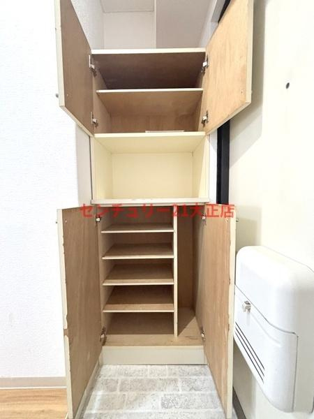 大阪市港区市岡元町３丁目の賃貸マンションの玄関