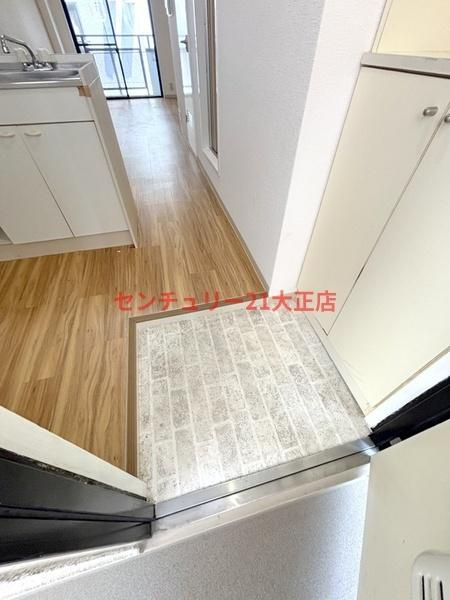 大阪市港区市岡元町３丁目の賃貸マンションの玄関
