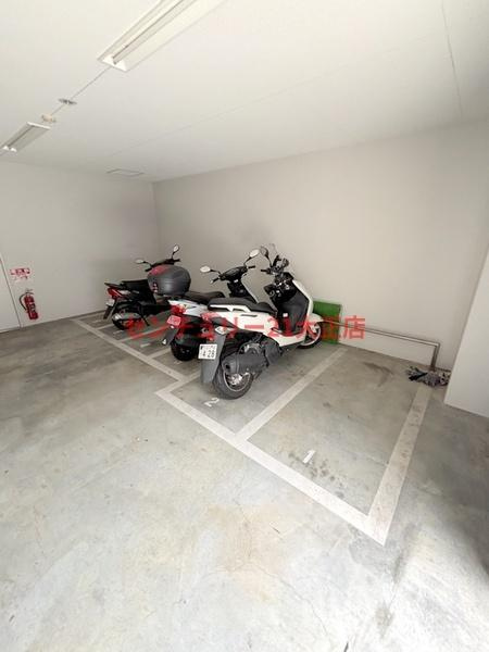 HRフロントリーガル難波WESTの駐車場|★２口ガスコンロ★