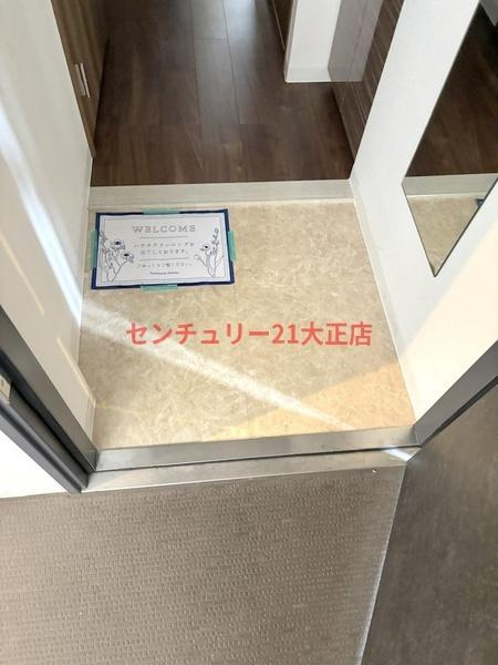HRフロントリーガル難波WESTの玄関
