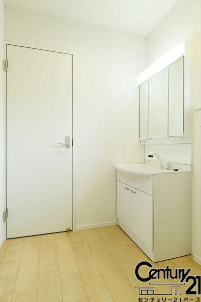 クレイドルガーデン白毫寺 １号棟 ／新築一戸建の内観：施工例|■三面鏡タイプのミラーキャビネット！収納スペースも豊富です！■