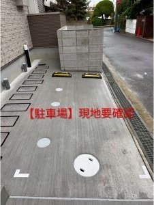 エテルナコート総持寺の駐車場