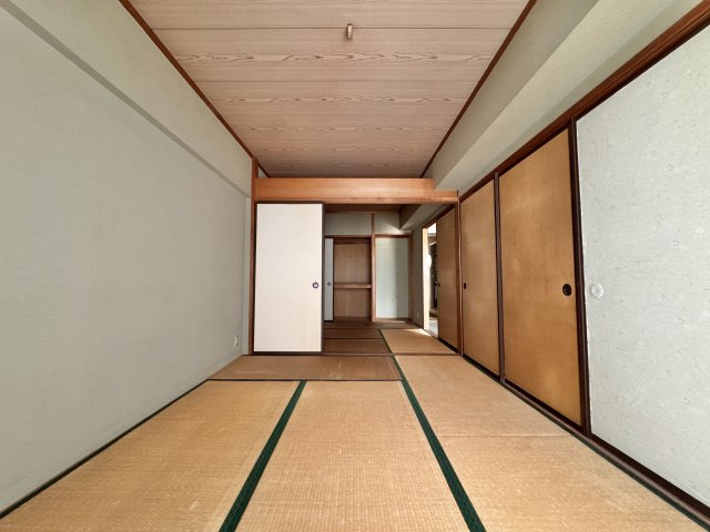サンポートハイツの和室|二間繋げると10.5帖になります。リフォームでリビングと繋げたら24.5帖の広ーいリビングになります！！