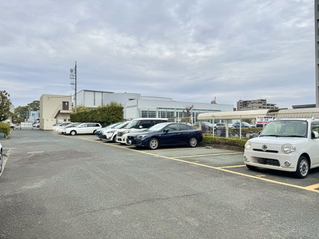 サンポートハイツの駐車場|機械式のような車の入出庫に時間を要する事なく楽に
入出庫可能な平置き駐車場です。現在空き余裕あり、お問い合わせ下さい。
