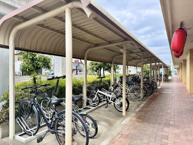 サンポートハイツの駐輪場|雨風や汚れから自転車を守ってくれる屋根付きの駐輪場です。