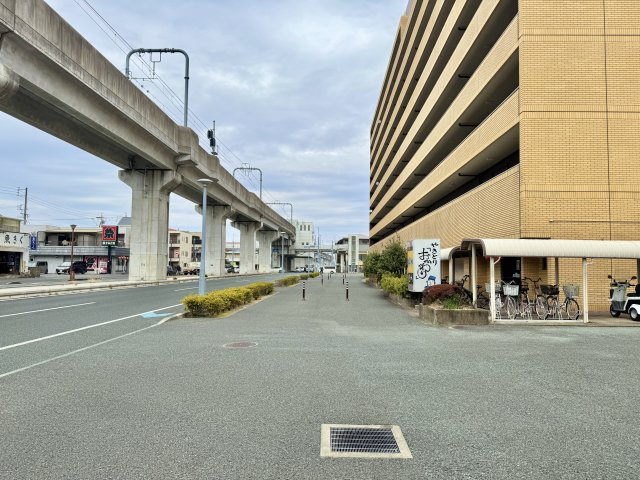 サンポートハイツの周辺|目の前の歩行者道路は広く、道路も片側2車線で
整備されていて、安心です。

