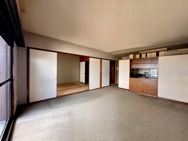 サンポートハイツの居間・リビング|14帖のリビング横に6帖の和室があり使い勝手の良い間取りです。
