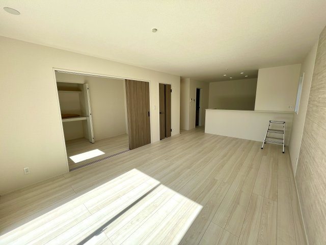 【居間・リビング】 | 【新築分譲住宅～GRAFARE～】山形市久野本　全3棟 | 【Living room】
家族と過ごすひと時を溢れる光が優しく包み込むリビングダイニング。家族とともに、心穏やかに過ごすひととき。家族との時間、自分の時間を大切にできる空間になります。