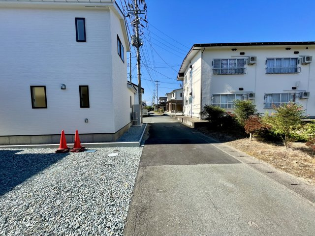 【前面道路含む現地写真】 | 【新築分譲住宅～GRAFARE～】山形市久野本　全3棟 | 家の良し悪しだけでなく周辺環境も重要なポイント。それは月日が経つ事で「近くにあるもの」から「家の財産」へとイメージが変わってくる事を身体が理解しているからだと思います。
