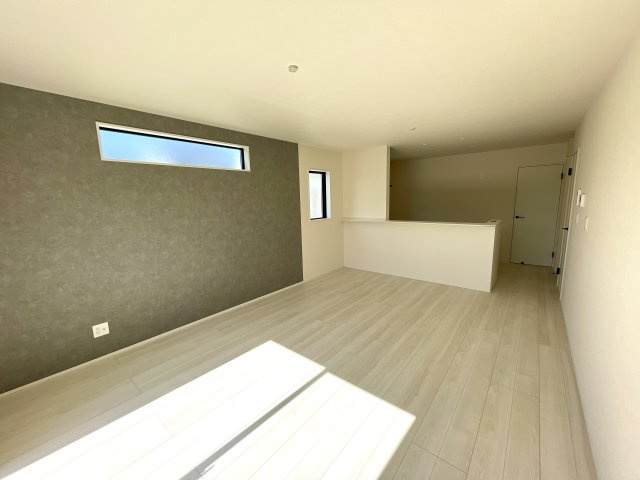 【居間・リビング】 | 【新築分譲住宅～GRAFARE～】山形市久野本　全3棟 | 【Living room】
家族と過ごすひと時を溢れる光が優しく包み込むリビングダイニング。家族とともに、心穏やかに過ごすひととき。家族との時間、自分の時間を大切にできる空間になります。