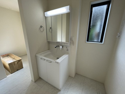 【その他】 | 【新築分譲住宅～GRAFARE～】山形市久野本　全3棟 | 【Powder room】
十分な大きさの洗面台は収納もさる事ながら、身だしなみチェックや歯磨きなど、朝の慌ただしい時間でもホテルライクなスペースで余裕とゆとりを感じて頂けます。（同仕様施工例）