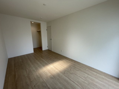 【洋室】 | 【新築分譲住宅～GRAFARE～】山形市久野本　全3棟 | 【Room】
1日の疲れを癒し、心地よく寛げるようゆったりとした広さを確保しています。プライベートタイムをより優雅に穏やかに…。落ち着いた雰囲気を紡ぎます（同仕様施工例）