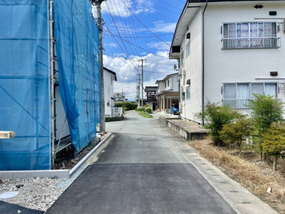 【前面道路含む現地写真】 | 【新築分譲住宅～GRAFARE～】山形市久野本　全3棟 | 家の良し悪しだけでなく周辺環境も重要なポイント。それは月日が経つ事で「近くにあるもの」から「家の財産」へとイメージが変わってくる事を身体が理解しているからだと思います。
