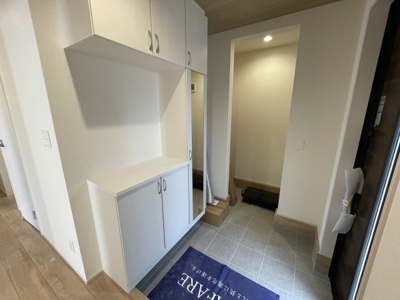 【玄関】 | 【新築分譲住宅～GRAFARE～】山形市久野本　全3棟 | 【Entrance】
清潔感溢れる玄関がお出迎えする本邸宅の物語は、ここから始まる日常を期待させます。この場所には「希望」と「優越」で包み込んでくれる「特別」な空間があります。（同仕様施工例）