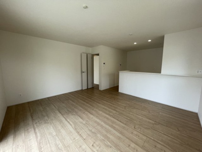 【居間・リビング】 | 【新築分譲住宅～GRAFARE～】山形市久野本　全3棟 | 【Living room】
家族と過ごすひと時を溢れる光が優しく包み込むリビングダイニング。家族とともに、心穏やかに過ごすひととき。家族との時間、自分の時間を大切にできる空間になります（同仕様施工例）