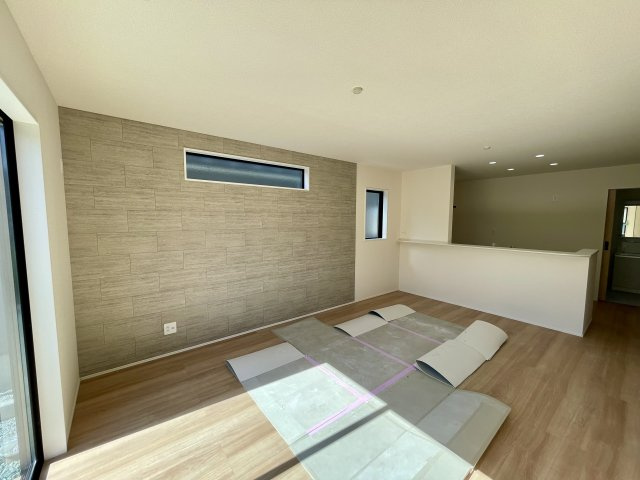 【居間・リビング】 | 【新築分譲住宅～GRAFARE～】山形市久野本　全3棟 | 【Living room】
家族と過ごすひと時を溢れる光が優しく包み込むリビングダイニング。家族とともに、心穏やかに過ごすひととき。家族との時間、自分の時間を大切にできる空間になります。