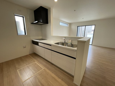 【キッチン】 | 【新築分譲住宅～GRAFARE～】山形市久野本　全3棟 | 【Kitchen】
ご家族みんなで調理ができる位のスペースを実現したキッチン空間となっております。みんなで作った料理を召し上がりながらの会話は、どのような物になるのでしょうか。（同仕様施工例）