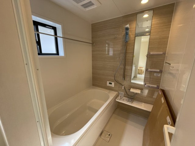 【浴室】 | 【新築分譲住宅～GRAFARE～】山形市久野本　全3棟 | 【Bathroom】
快適な使い心地とゆとりある空間が1日の疲れを解きほぐすバスルーム。空間も浴槽もゆったりのびのび使えるゆとり設計。快適なリラックスタイムを過ごせます。（同仕様施工例）