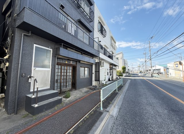 【前面道路含む現地写真】 | 朝霞市泉水3丁目　店舗付きテラスハウス　(志木本店) | 前面道路の様子