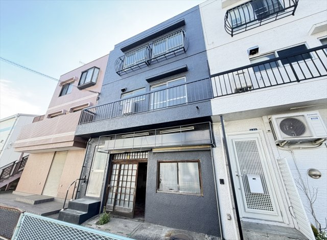 【外観】 | 朝霞市泉水3丁目　店舗付きテラスハウス　(志木本店) | 販売現地／2026年5月10日撮影　
店舗付きの中古テラスハウス