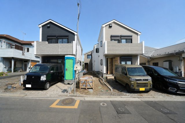 羽沢横浜国大駅徒歩7分｜2階建て×駐車2台の希少条件。17帖超LDK＋床暖房のゆとりある暮らし★仲介手数料無料★の外観|シンプルで洗練された外観デザインが並ぶ全4棟。統一感のある街並みが形成され、落ち着きと品のある住環境を演出。駐車スペースも確保され、実用性にも優れています。