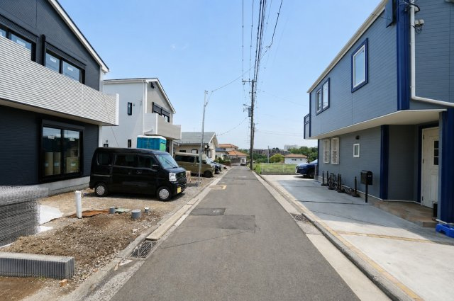 羽沢横浜国大駅徒歩7分｜2階建て×駐車2台の希少条件。17帖超LDK＋床暖房のゆとりある暮らし★仲介手数料無料★の前面道路含む現地写真