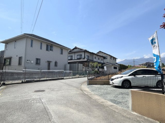 【前面道路含む現地写真】 | 南アルプス市上今諏訪　内外装リフォーム済中古戸建 旧積水ハウス