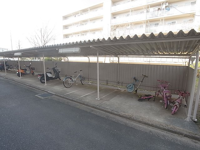 神戸市北区ひよどり台３丁目の賃貸マンションのその他共用部分|屋根付きの駐輪場スペースも有ります