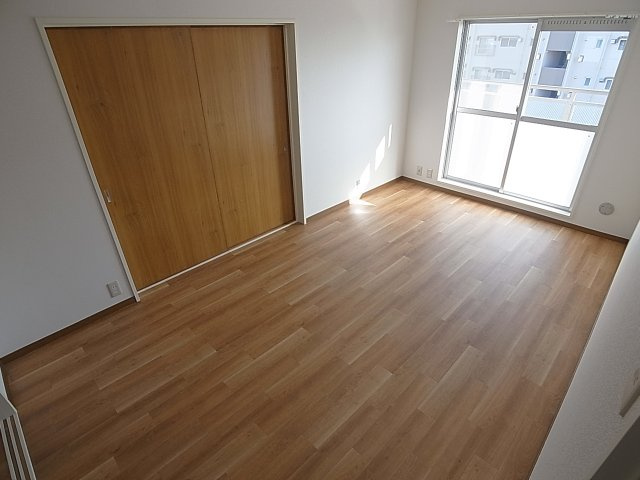 神戸市北区ひよどり台３丁目の賃貸マンションの内装|日当たりの良い洋室、リビングとしてどうぞ