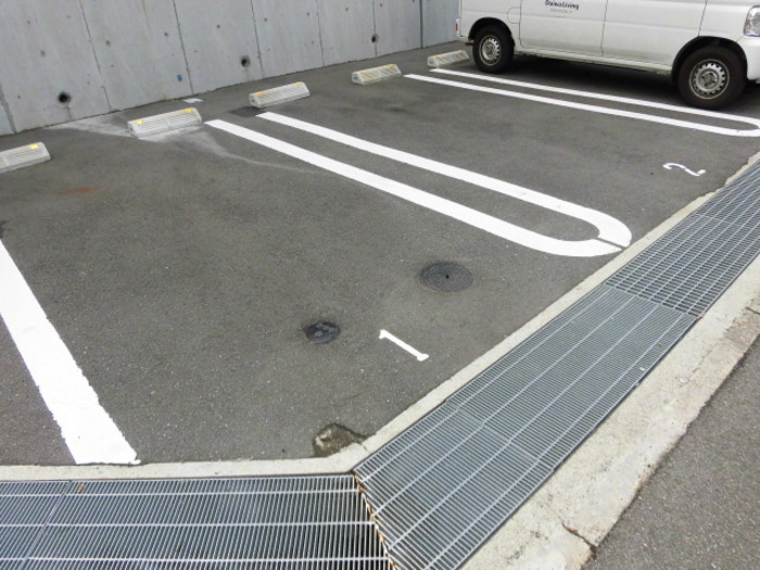 アメーヌ・コートの駐車場