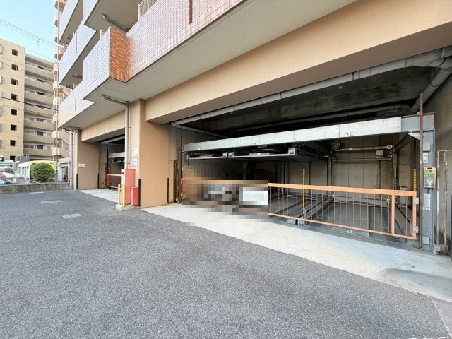 ウィズダムスクウェアの駐車場