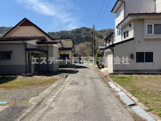 花巻市湯口字洗沢　土地建物の前面道路含む現地写真