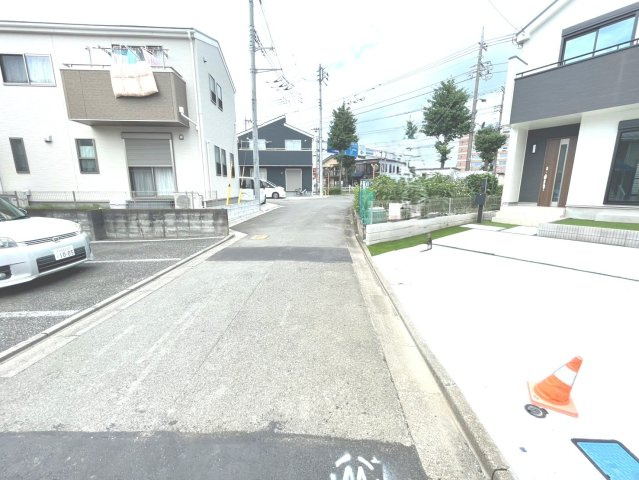 昭島市田中町　全４棟　A号棟　の前面道路含む現地写真