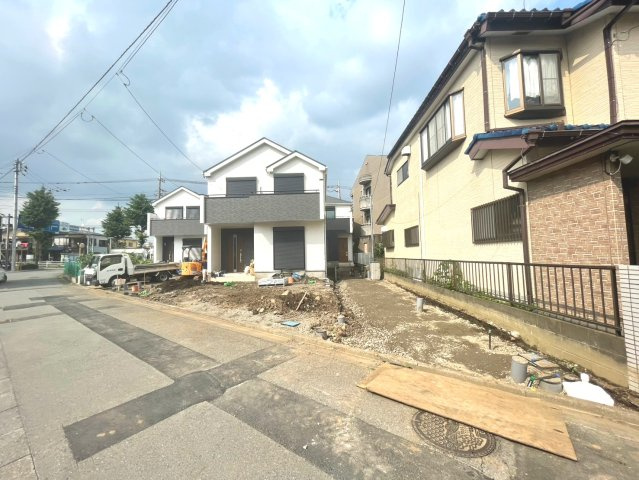 昭島市田中町　全４棟　C号棟　の前面道路含む現地写真