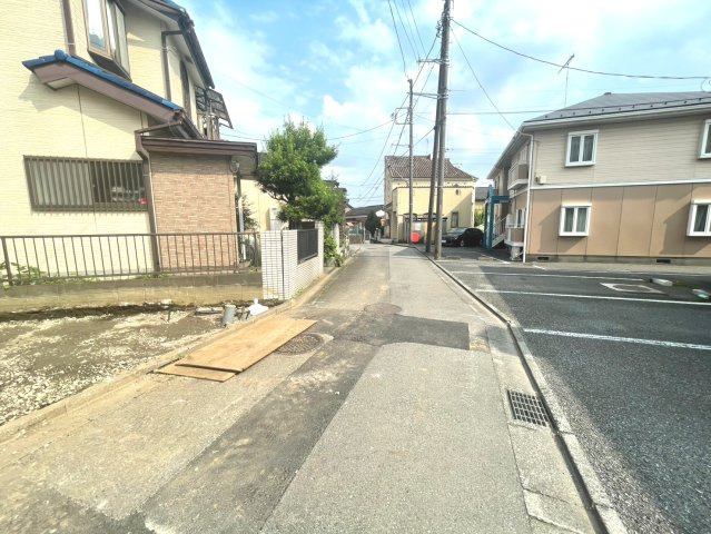 昭島市田中町　全４棟　C号棟　の前面道路含む現地写真