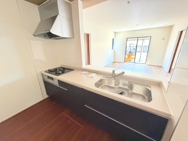 リーブルガーデン　本巣市三橋　全1区画分譲のキッチン|機能的で手入れがしやすいシステムキッチンでお掃除も楽々。蛇口は浄水器内蔵型で節湯CI対応水栓です。　
人造大理石カウンターやキッチンパネルなど明るくきれいにお使いいただけます。
