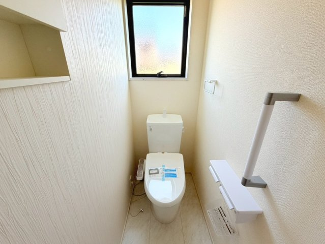 リーブルガーデン　本巣市三橋　全1区画分譲のトイレ|超表面平滑加工とイオンパワーの「セフィオンテクト」加工で、汚れが付きにくく落ちやすい仕様で清潔です。
便器にフチがないので汚れが隠れて見えない部分がありません。お手入れがとってもラクラクです。