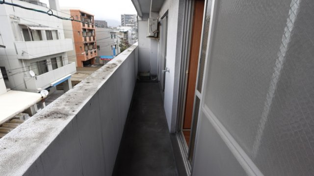コーポ福島のバルコニー|外からの目が気にならないバルコニーで洗濯物が干せます